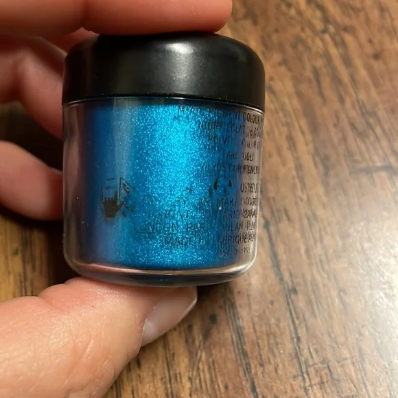MAC pigment in Blue A83 - Picture 2 of 6